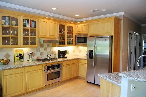 Kitchen with eating bar