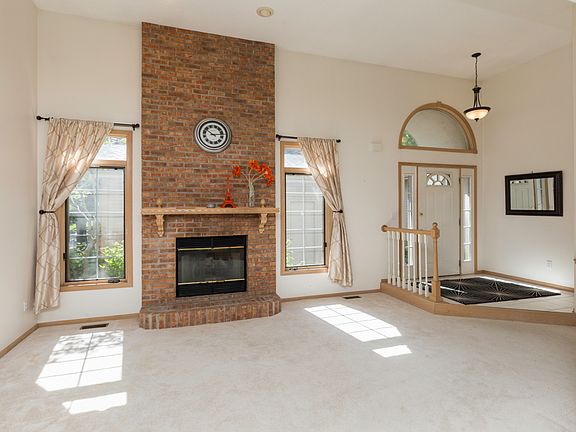 Living room w/ high ceilings