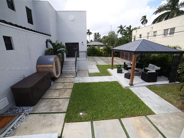 1345 Hollywood Blvd — Photo 46
