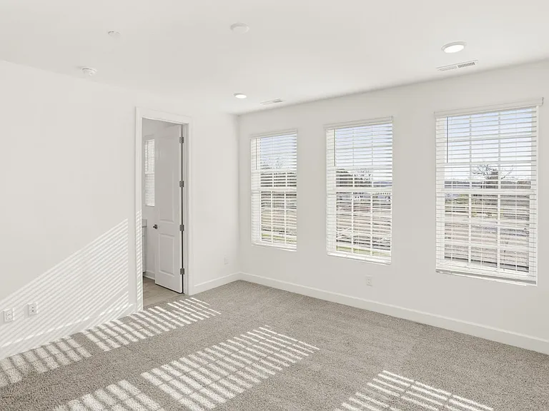 320 Lynwood Station Blvd — Photo 26