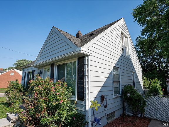 2nd image of 21501 Carlysle St