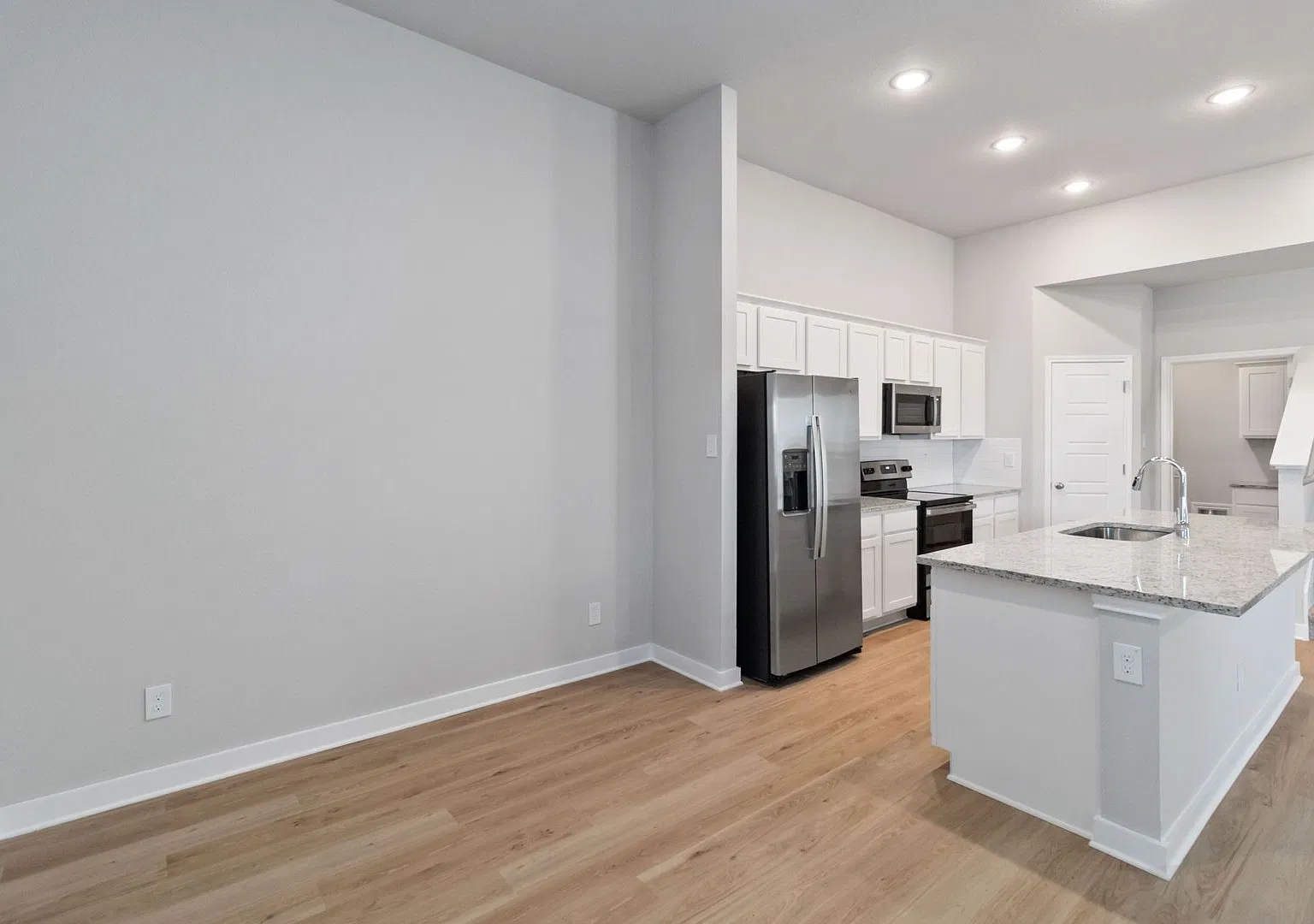 4 Bedrooms, Private Backyard & Downstairs Primary Suite ...Look No Further...Amanda Park Is It $1... — Photo 4