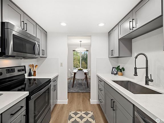 4th image of 10424 NE 32nd Pl #A202
