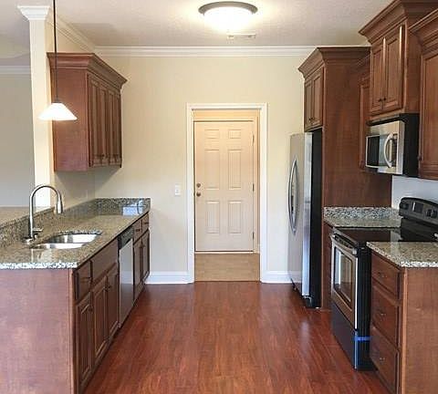 3rd image of 207 Roswell Dr E