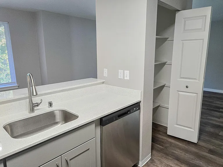 Bristol Square Apartments — Photo 3
