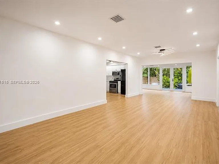 8819 Dickens Ave #8819 — Photo 14