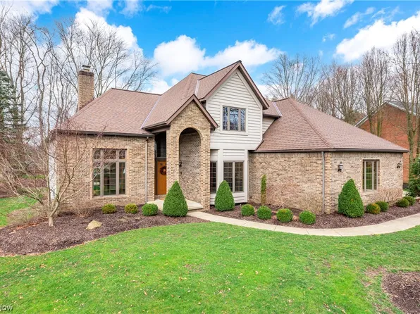 8971 Woodstone Dr, Brecksville, OH 44141