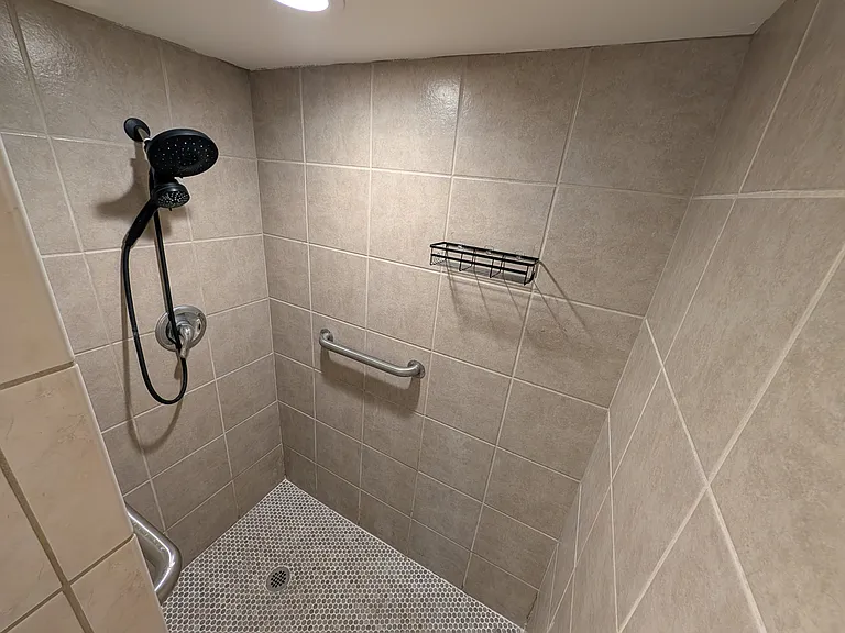 2200 Lloyds Ave #A — Photo 5
