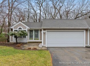 4325 Valley Side Dr NE, Grand Rapids, MI 49525