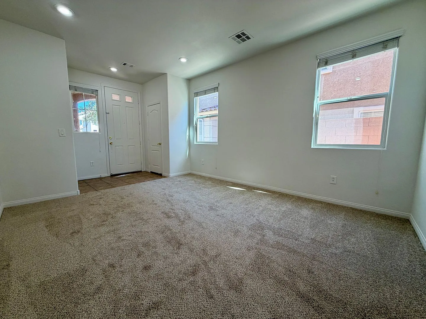 Room for eveyone and curb appeal — Photo 3