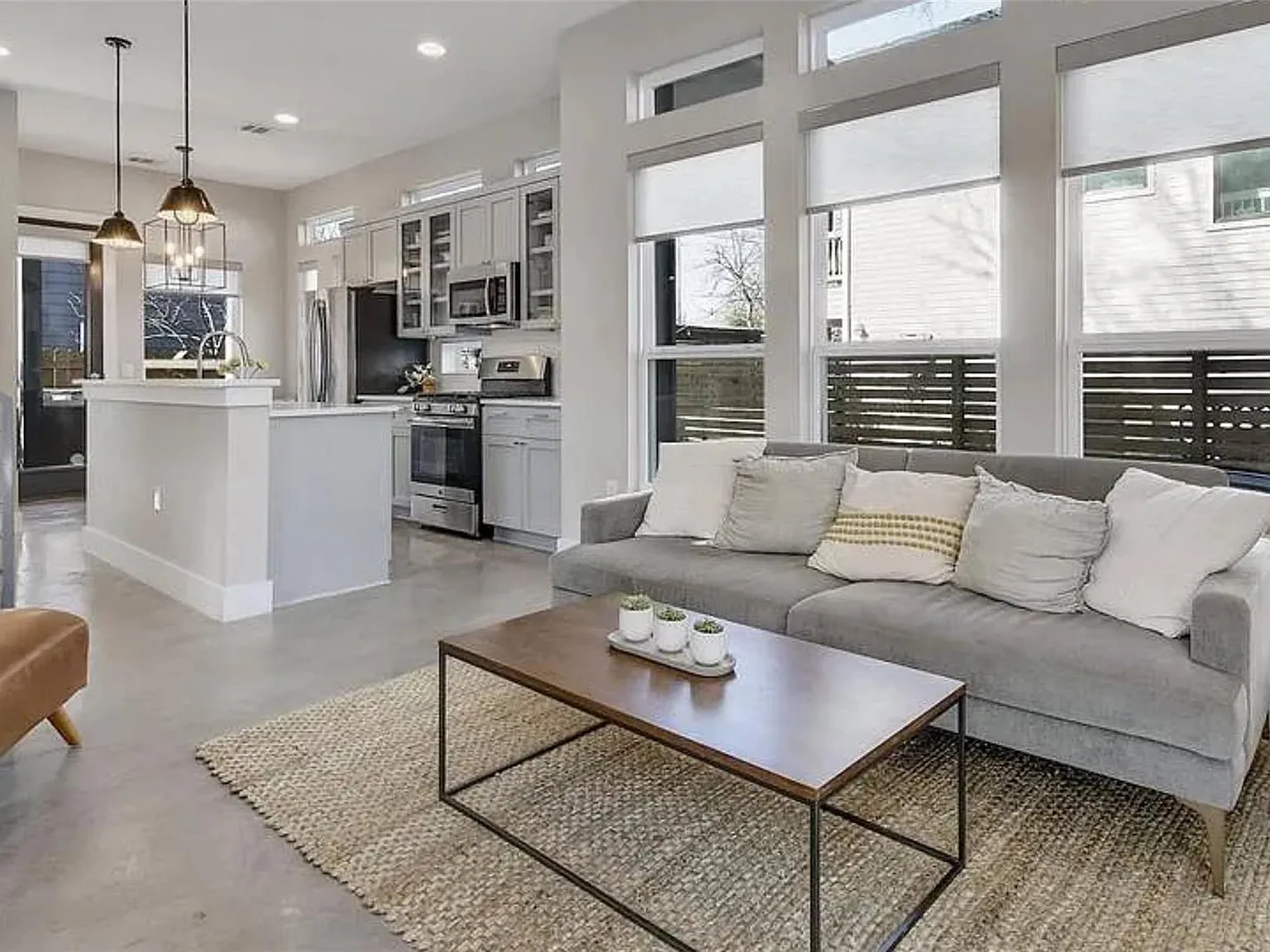 3 bed, 2.5 bath, 1086 sqft, $3,700 — Photo 3