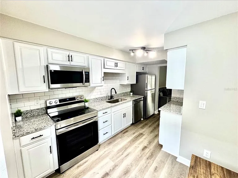 1884 Clearbrooke Dr — Photo 6
