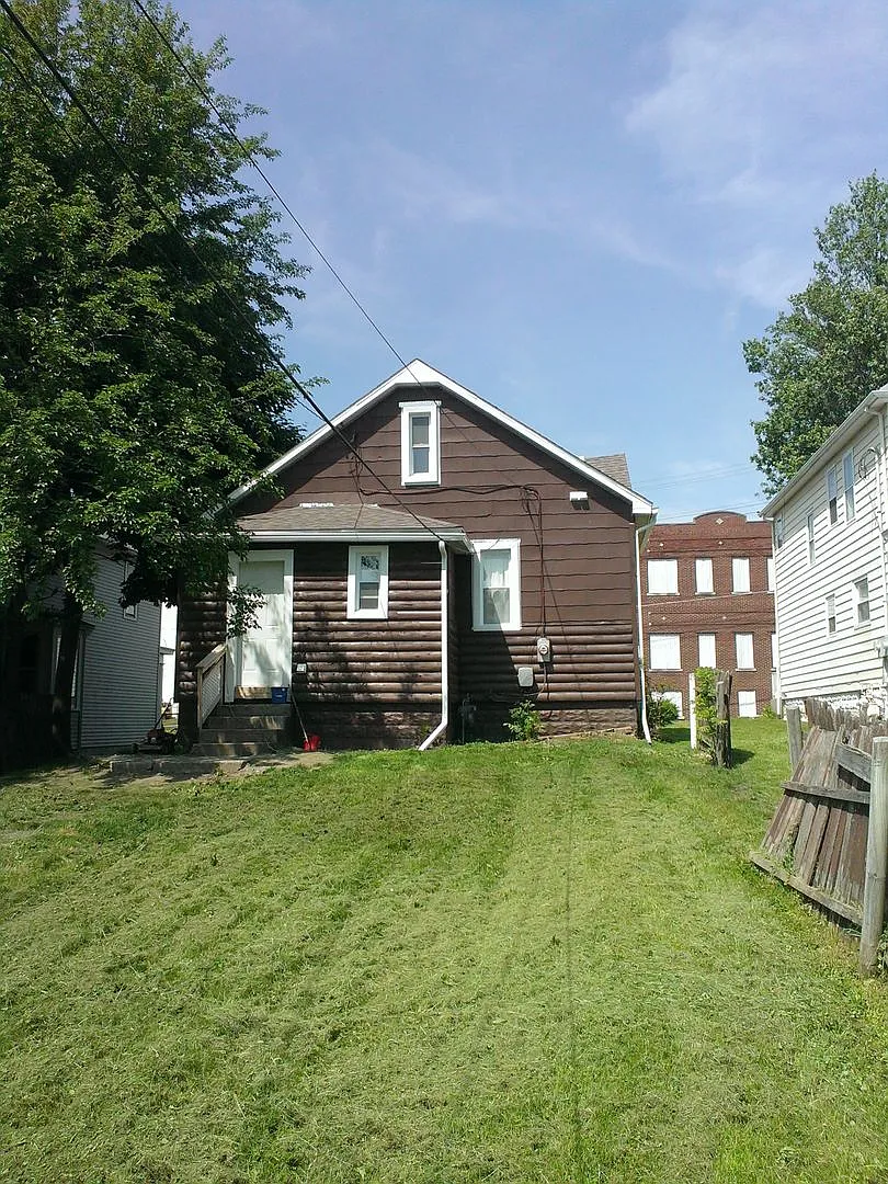 4 Bedrooms 2 Full Bath Home off West Main St! — Photo 2