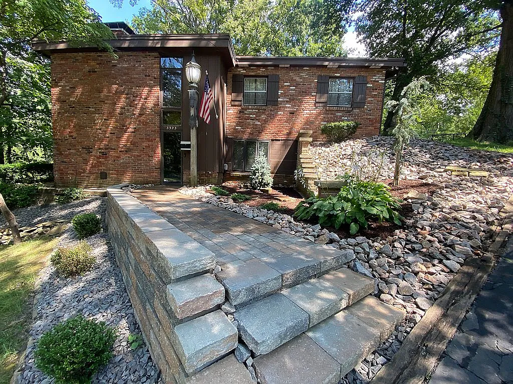 3323 Vernier Ave photo 1