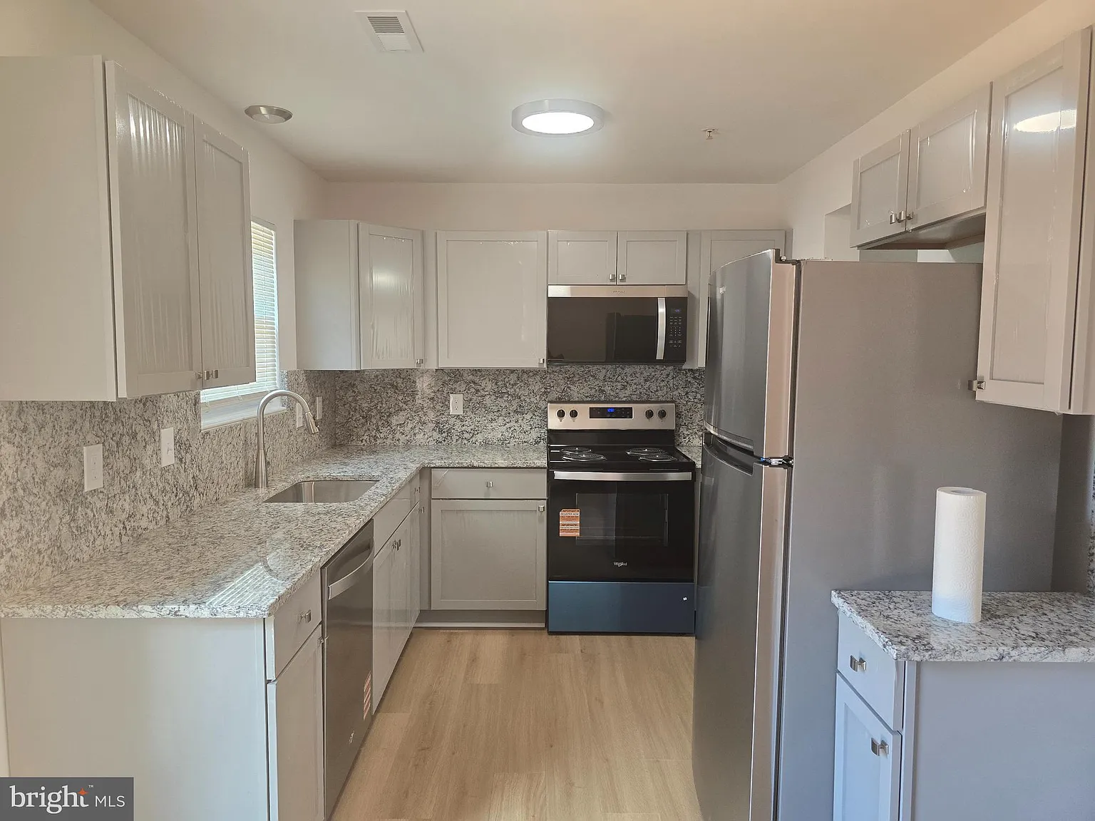 3 bed, 4.0 bath, 1292 sqft, $2,700 — Photo 4