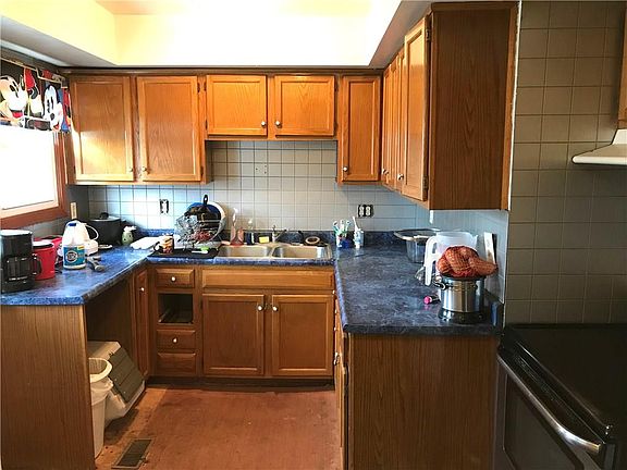 3rd image of 552 Dayton Ave