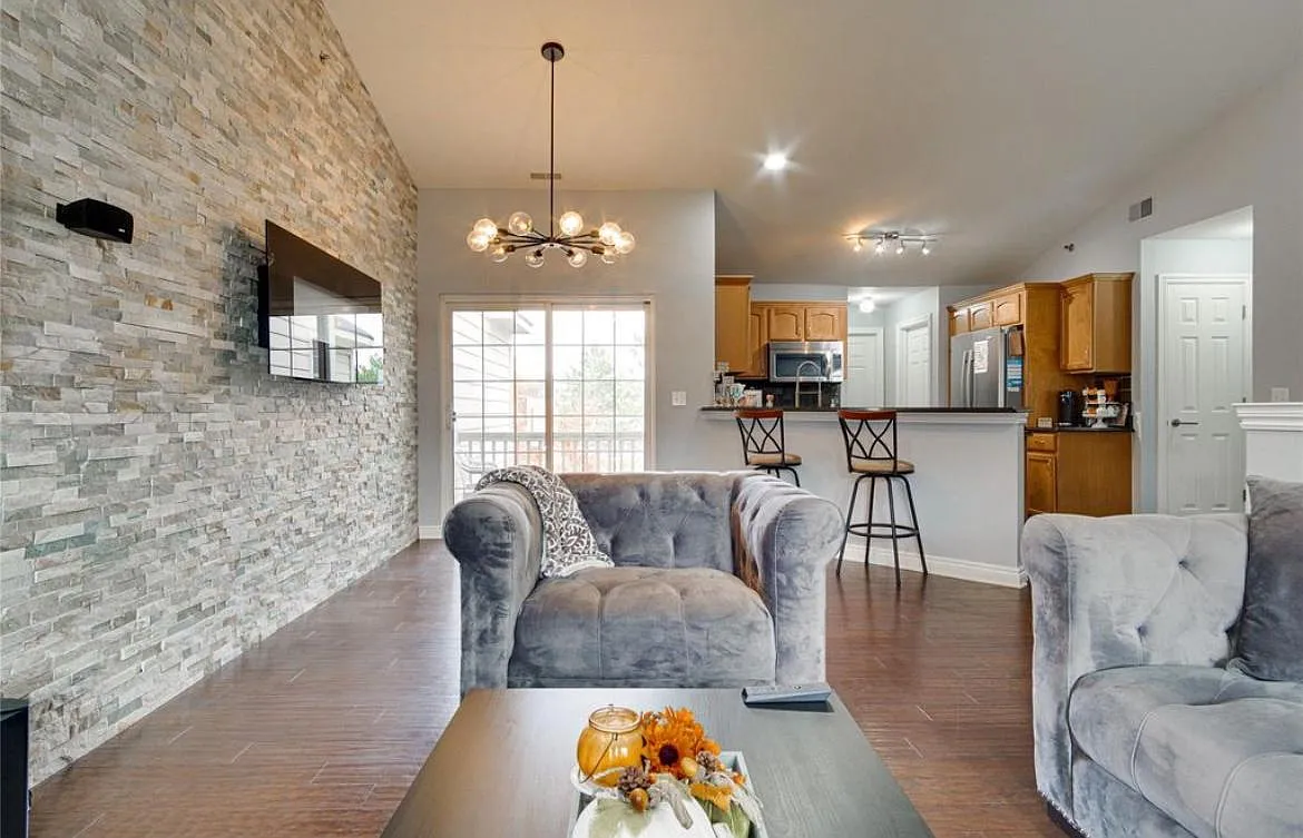 2 bed, 1.5 bath, 1400 sqft, $2,300 — Photo 3