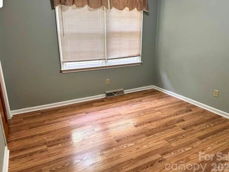530 Burlington St — Photo 9