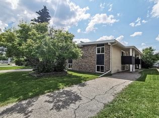 607 67th Ave SW #2, Calgary, AB T2V0M3