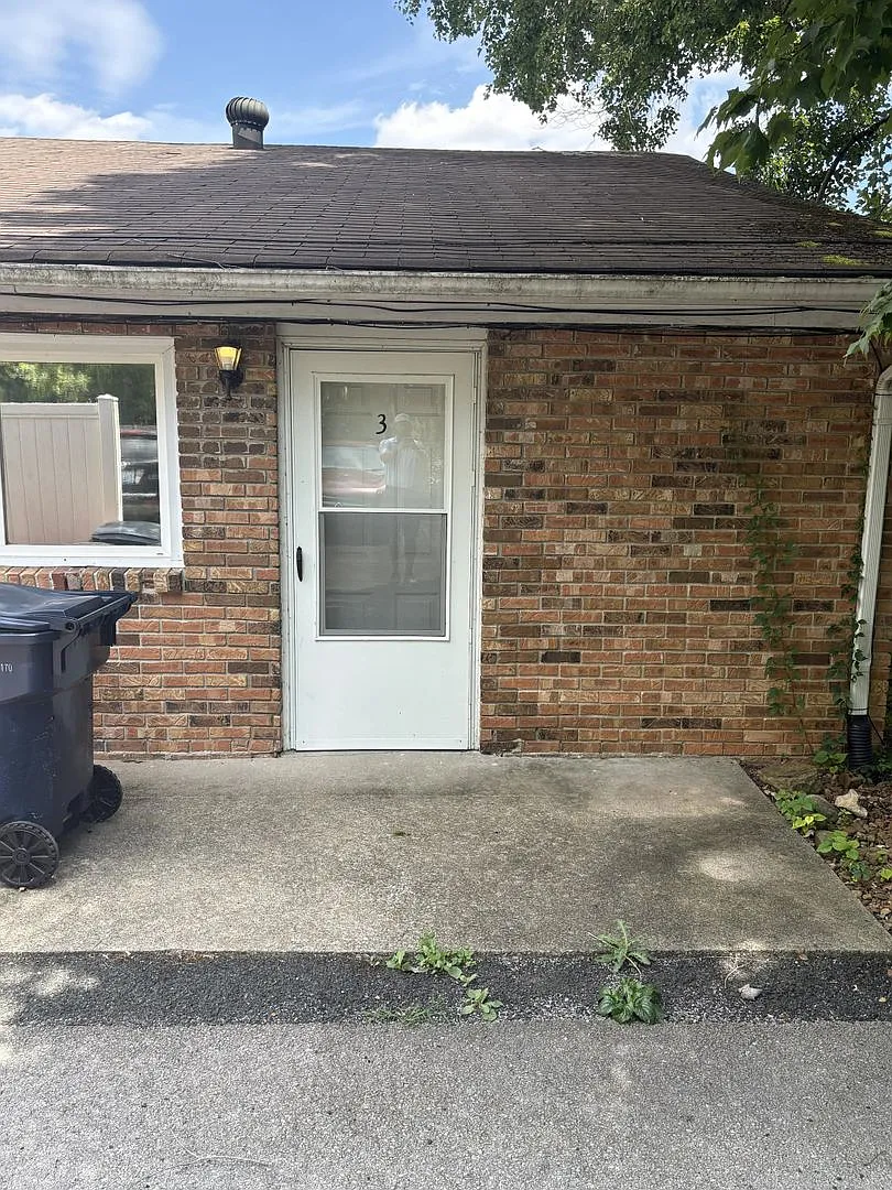 Laurel Avenue — Photo 1