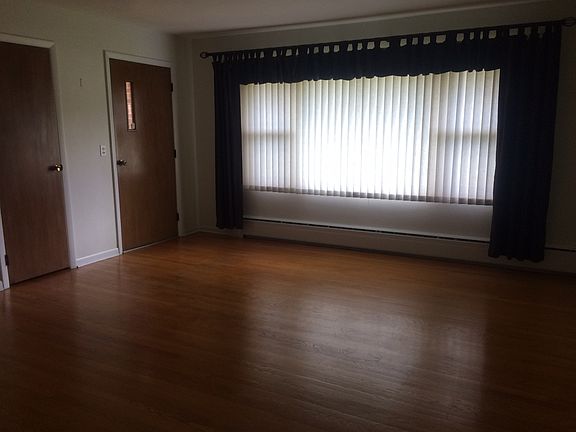 3rd image of 927 Charles Ave