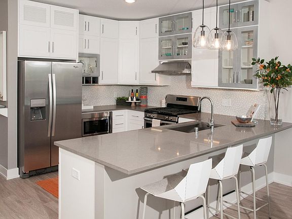 5th image of 725 Cleveland Ave S #404