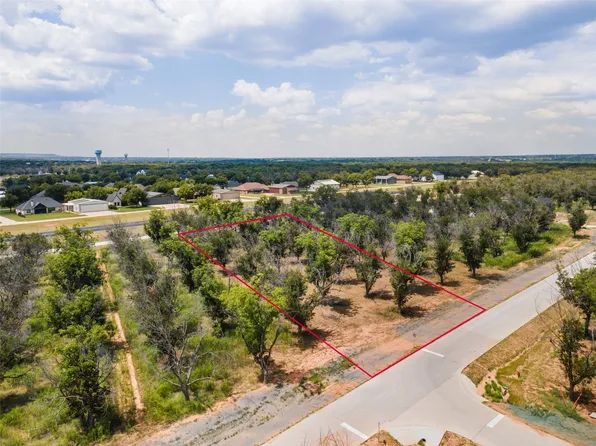 955 E Landings Dr, Granbury, TX 76049