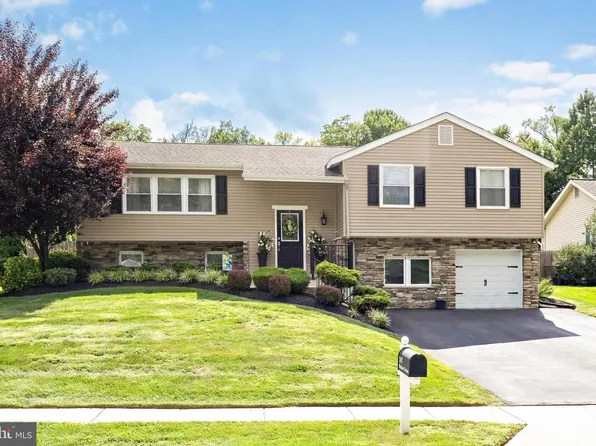 247 Belaire Dr, Mount Laurel, NJ 08054