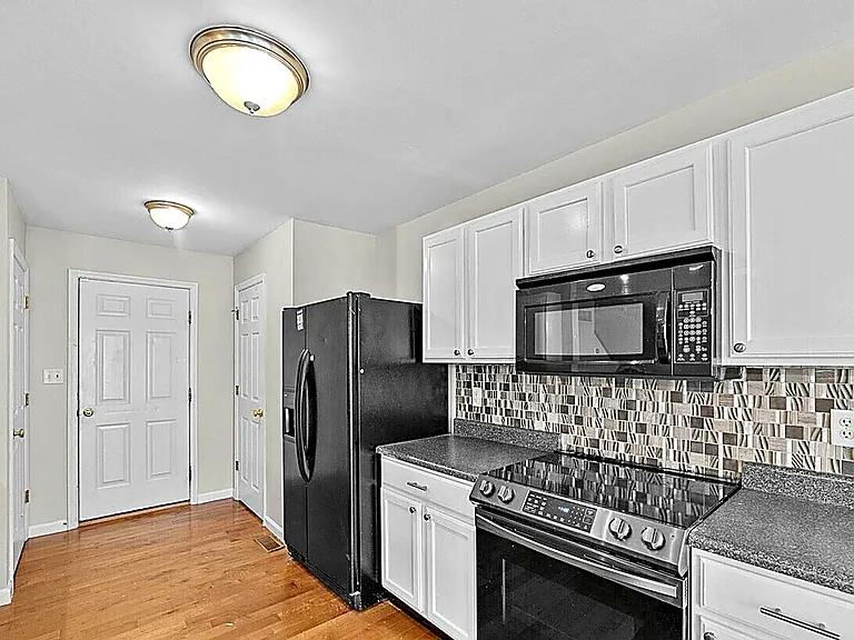 301 Northshore Ct — Photo 3
