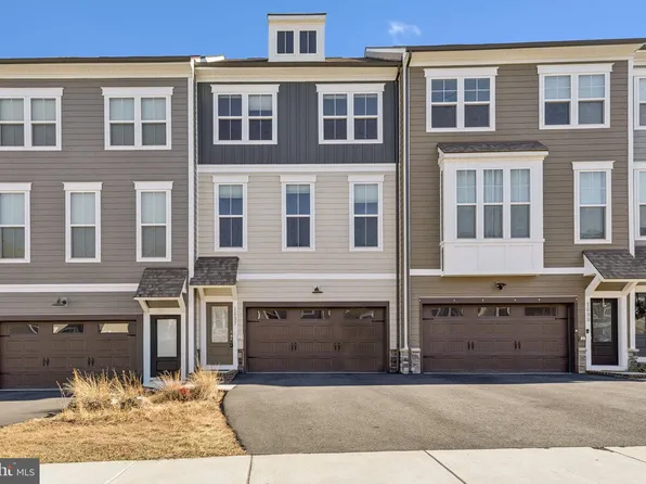 1697 Beech Leaf St, Dumfries, VA 22026