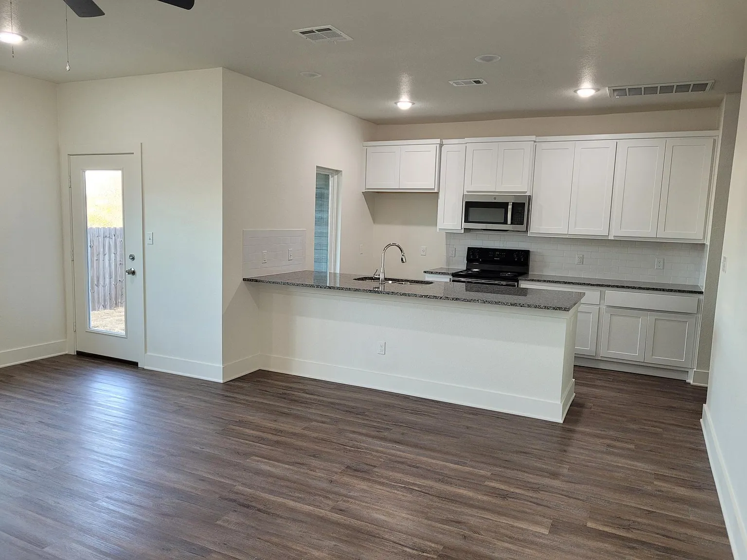 3 bed, 2.5 bath, 1683 sqft, $1,695 — Photo 2
