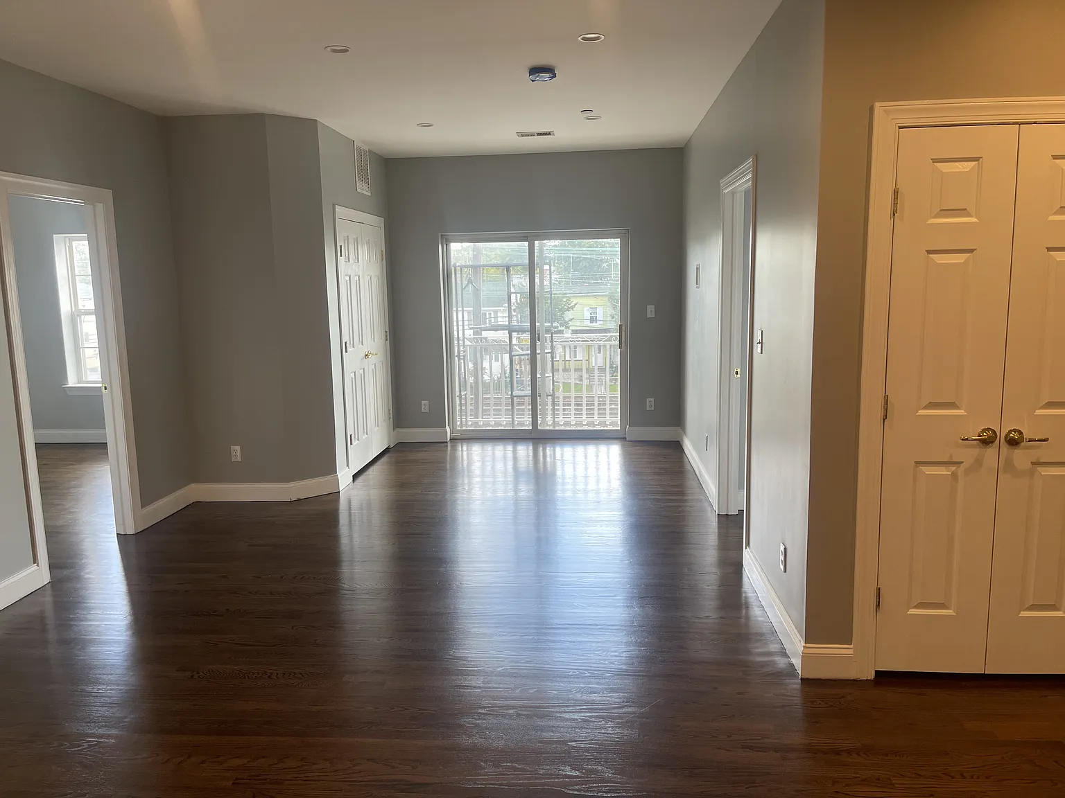 2 bed, 910 sqft, $2,500 — Photo 3