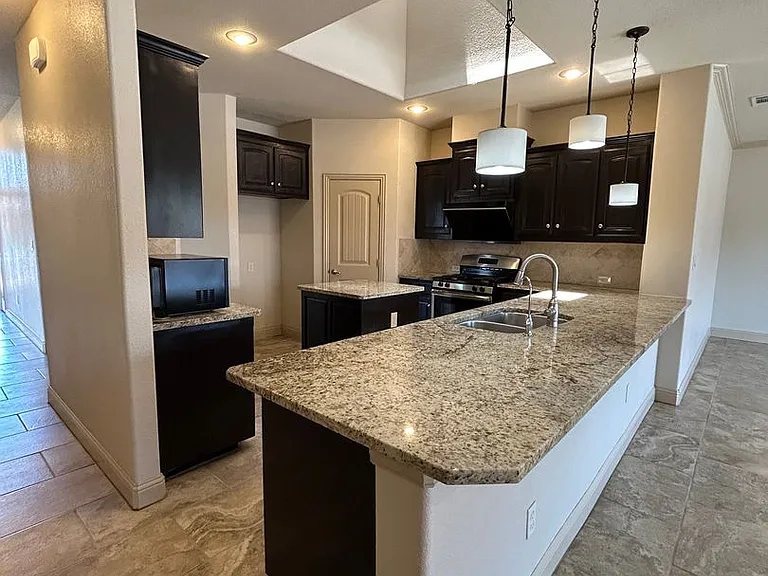3900 Roma St — Photo 6