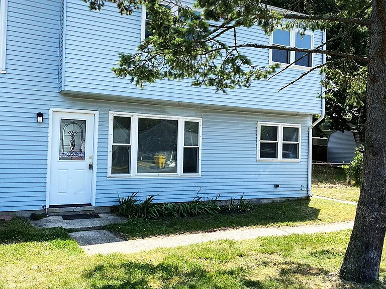 7707 Queens Park Rd — Photo 1