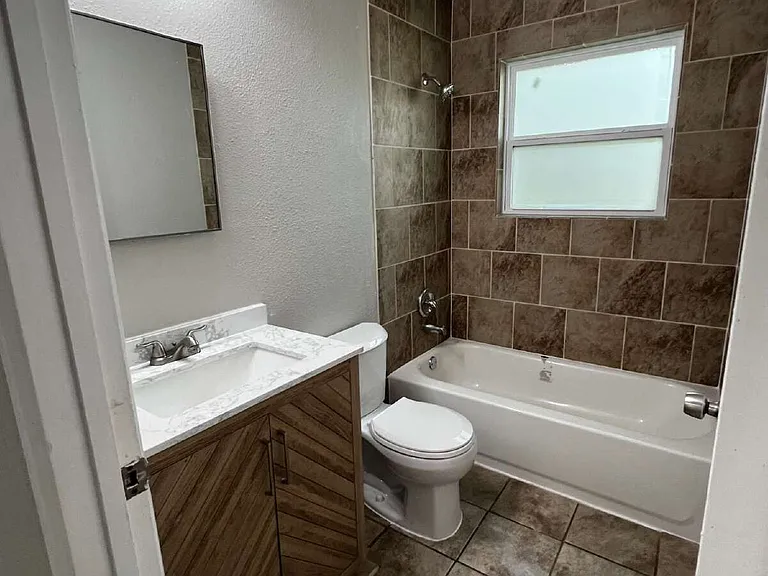 2306 Fairhill St — Photo 3