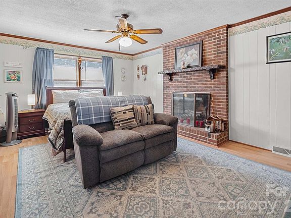 3rd image of 1379 Oakdale Rd