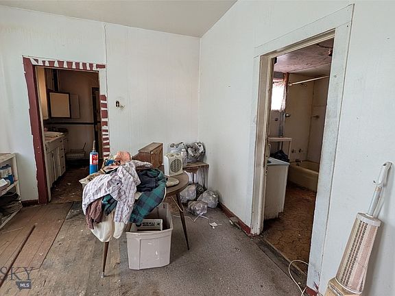 4th image of 104 E Center St
