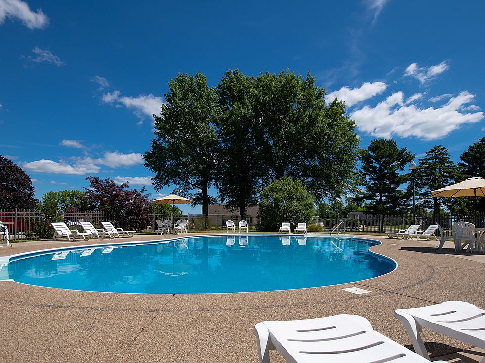 Cloverleaf Estates East - Swimming Pool