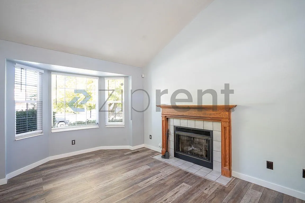 5 bed, 2.5 bath, 2174 sqft, $2,650 — Photo 4