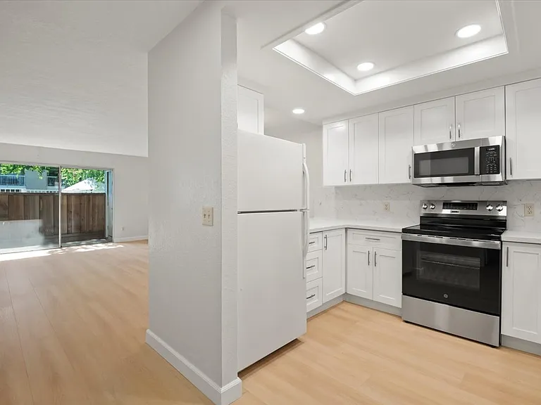 1446 Chateau Cmn #104 — Photo 3