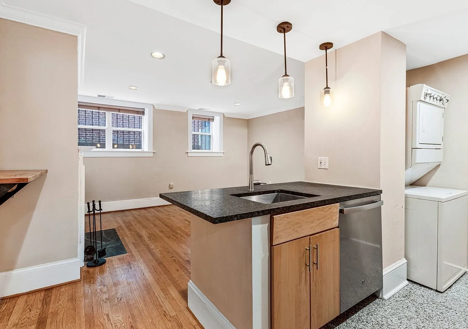 Classic 1BR Adams Morgan Condo with In-Unit Laundry & Prime Location — Photo 3