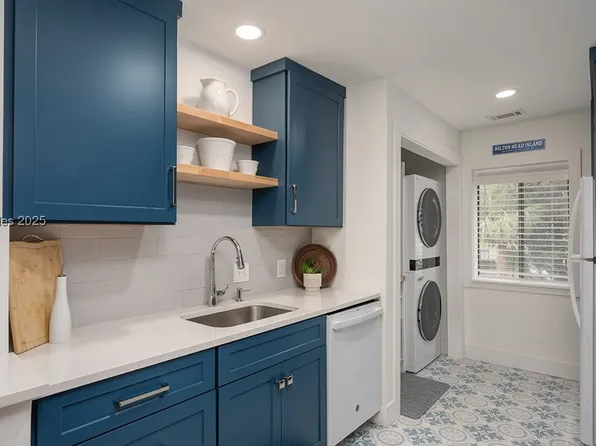 25 Deallyon Ave APT 112, Hilton Head Island, SC 29928