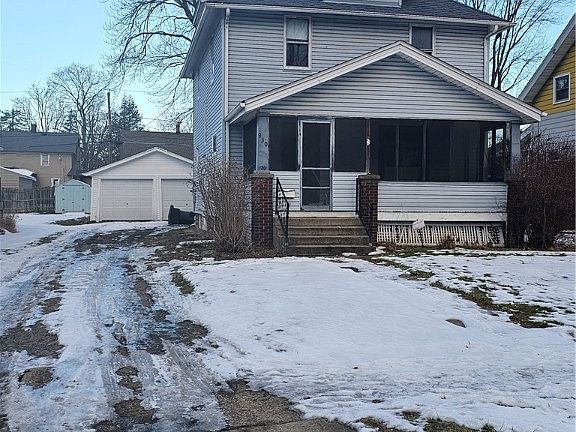 2nd image of 930 Oak Knoll Ave SE