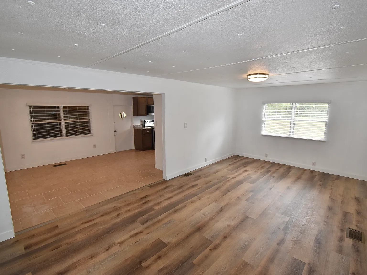 3 bed, 2.0 bath, 1104 sqft, $1,300 — Photo 2