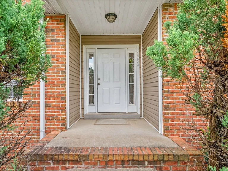 3932 Gaine Dr — Photo 2