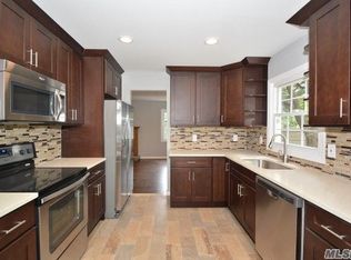 11 Madeley Ln, Stony Brook, NY 11790