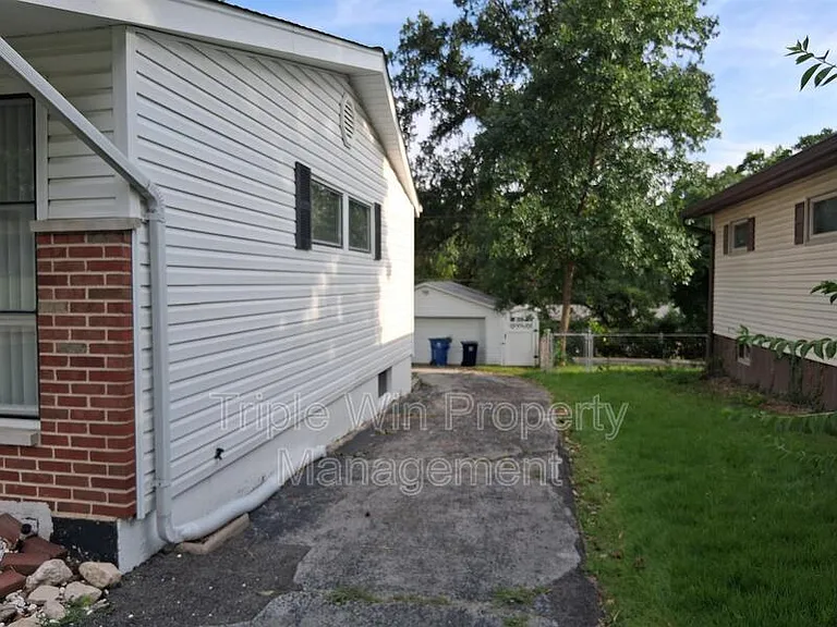 524 Acorn Dr — Photo 2