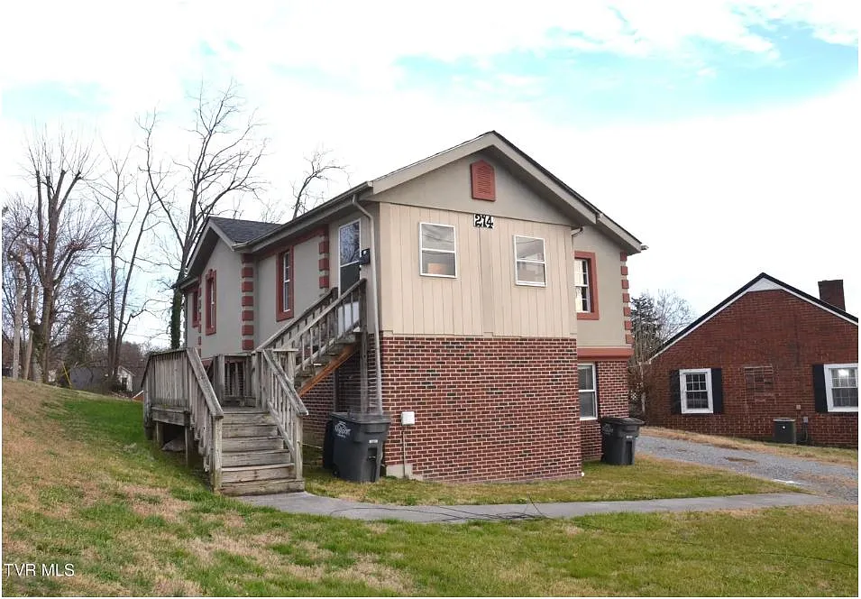 Separate entrance to the upper unit at 214 E. Ravine Rd - 214 E Ravine Rd #A