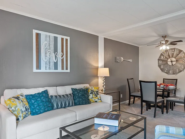 Oxford Manor Apartments and Townhomes — Photo 6