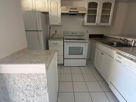 5th image of 3045 Sir Hamilton Cir #11